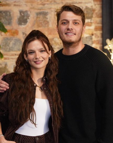 دانلود سریال ترکی زیر یک باران | Aynı Yağmur Altında